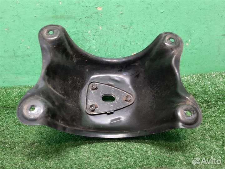 Кронштейн запасного колеса Toyota RAV4 A2 2003