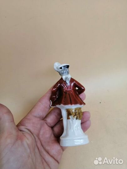 Фарфоровая статуэтка 