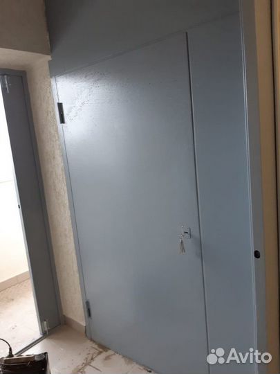 Дверь металлическая / Кладовка в подъезде