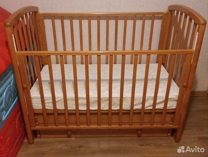 Детская кроватка с маятником