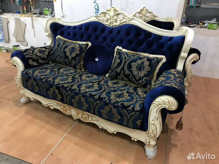 Классический диван и кресла