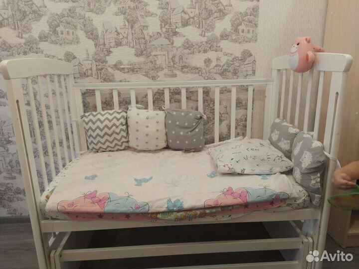 Детская кроватка с маятником