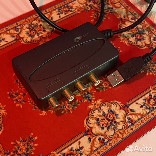 Компактная звуковая карта Behringer UCA200