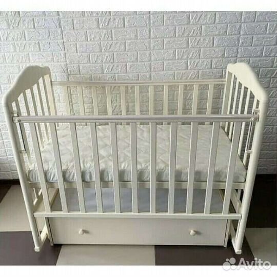 Детская кроватка с маятником