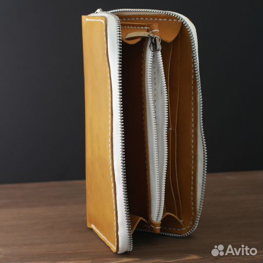 Вместительный и функциональный бумажник на молнии