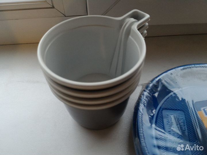 Пластиковые тарелки и стаканы