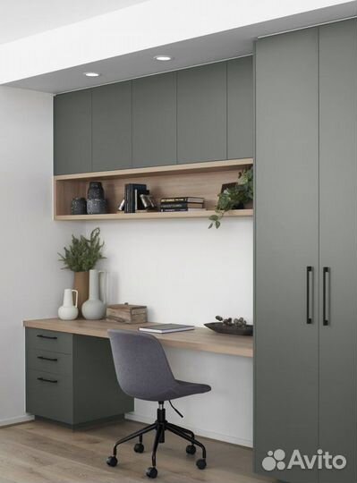 Рабочая зона у окна со шкафом