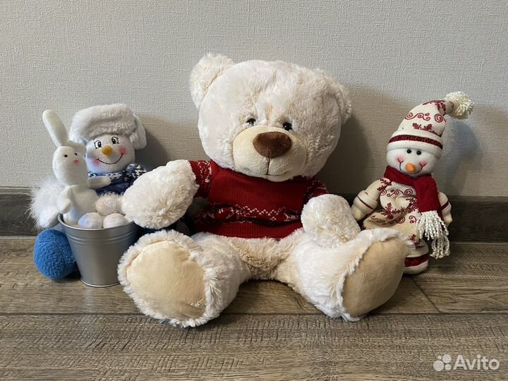 Новогодние игрушки и декор