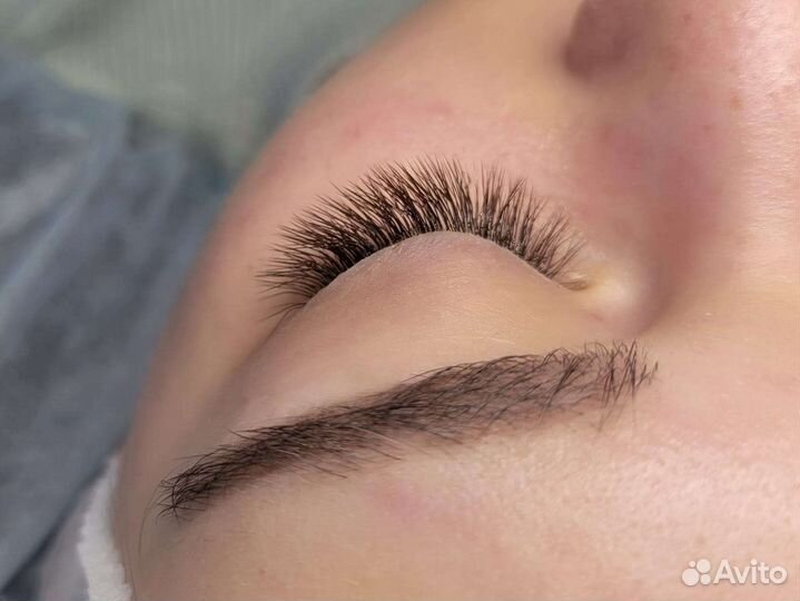 Модель наращивание ресниц