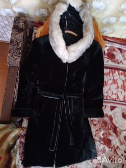 Черная мутоновая шубка с капюшоном