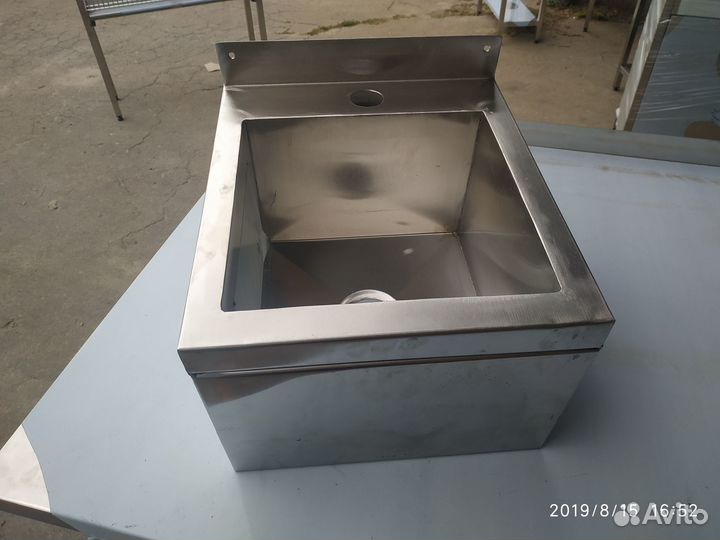 Кухонный стол с мойкой