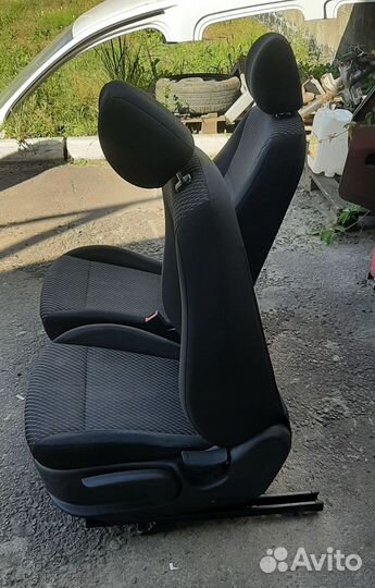 Передние сиденья Киа Рио 4