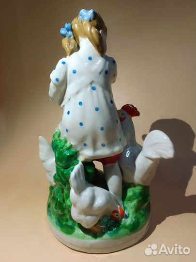 Юная птичница. Фарфоровая статуэтка