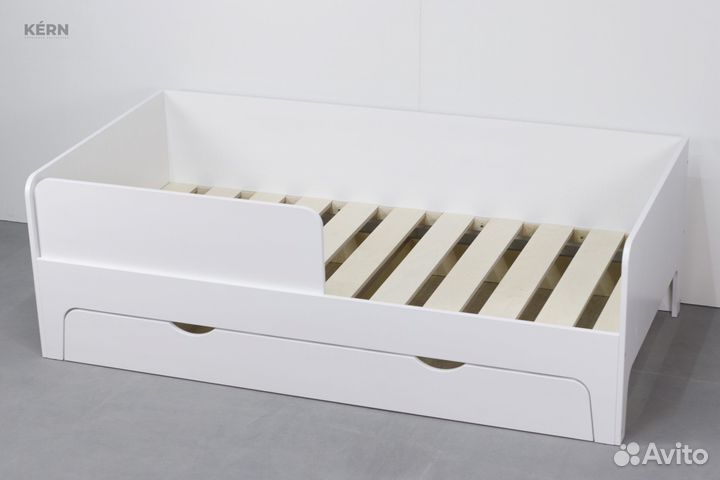 Детская кровать бортиком и ящиком