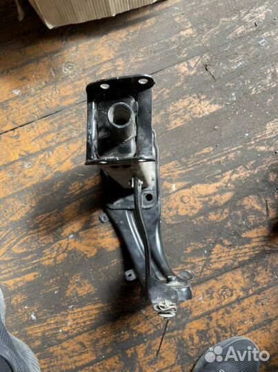 Кронштейн лонжерона правый mercedes w211