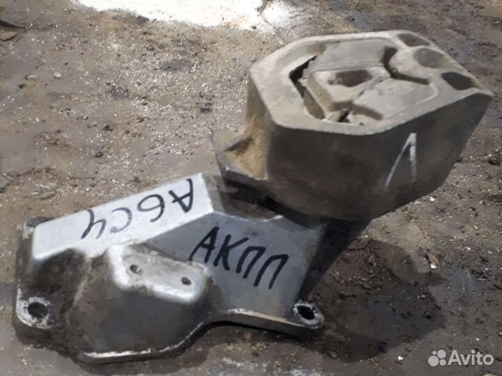 Левый кронштейн АКПП ауди а6 с4