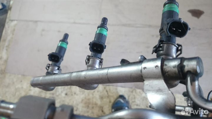 Топливная рейка с форсунками в сборе Audi A8 D3