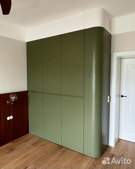 Яркий распашной шкаф