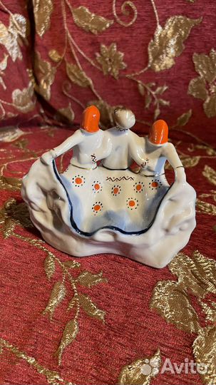Фарфоровая статуэтка 