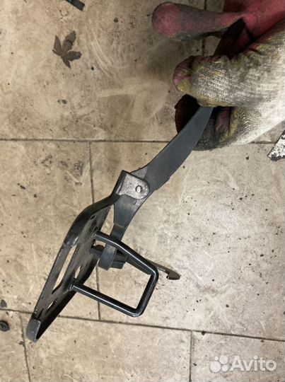 Крюк капота Audi A4 B8 8T0823480