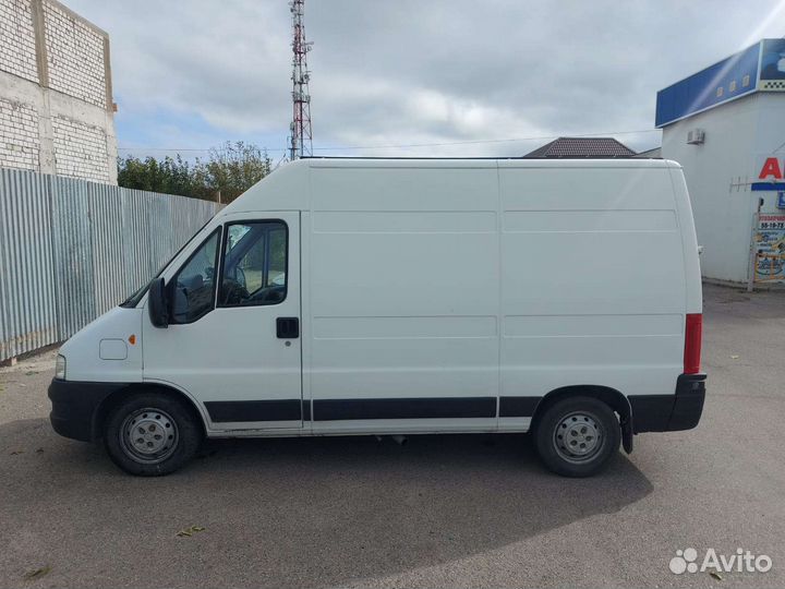 Водитель экспедитор со своим грузовым авто