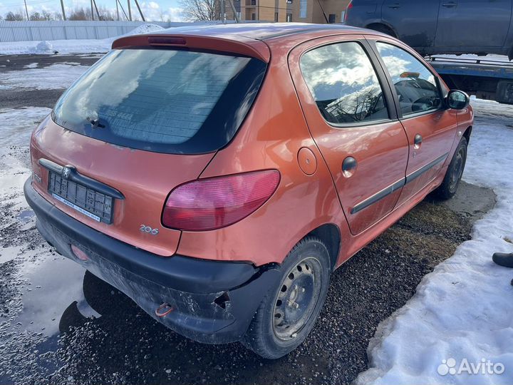 Дверь левая peugeot 206