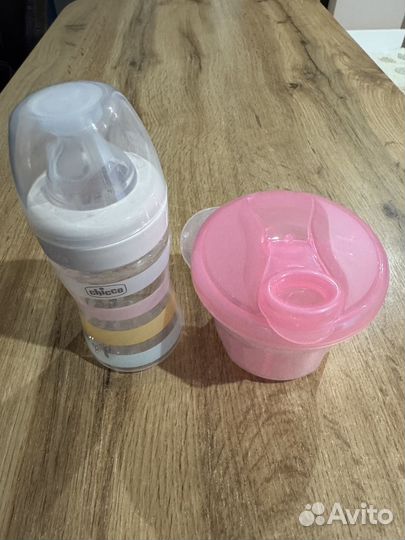 Бутылочки и контейнер для смеси