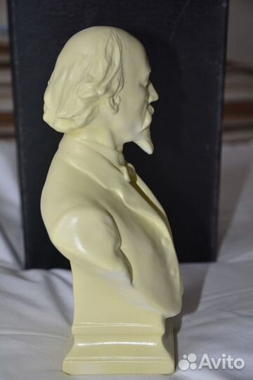 Бюст Некрасова