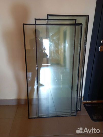 Оконные стекла в чёрной раме