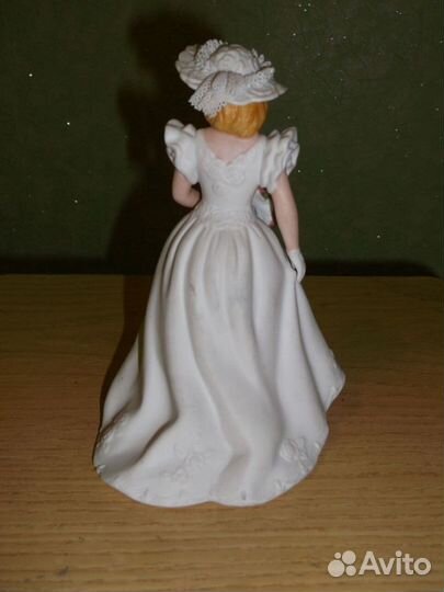 Статуэтка фарфоровая