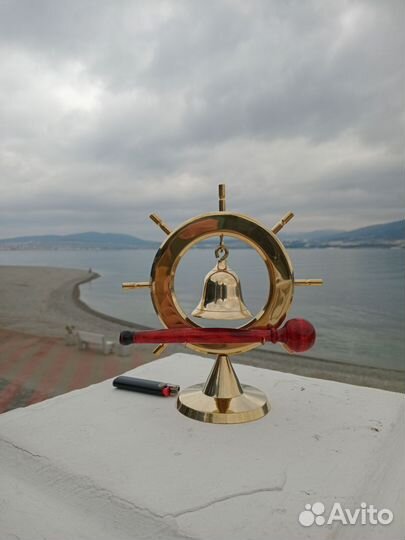 Корабельная рында на подставке