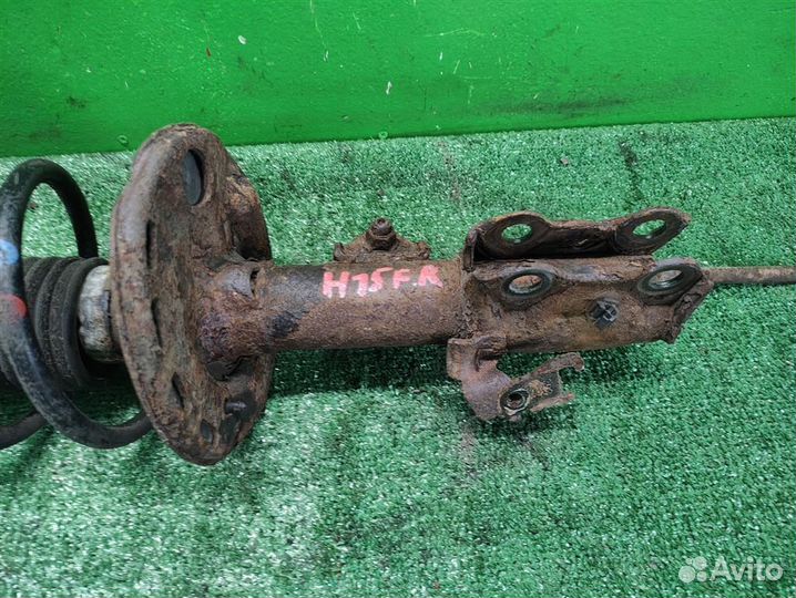 Стойка амортизатора передняя правая Toyota Auris