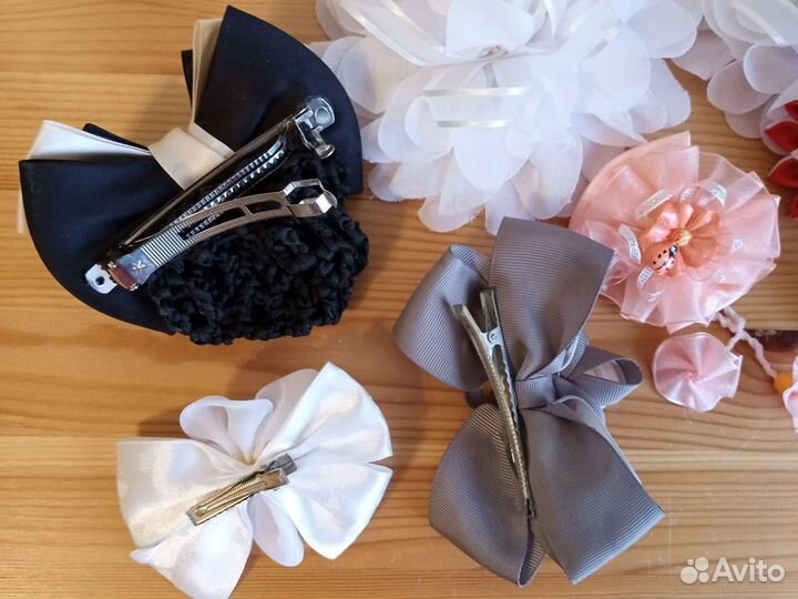 Банты, резинки и заколки для волос