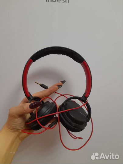 Наушники и ножницы для бровей