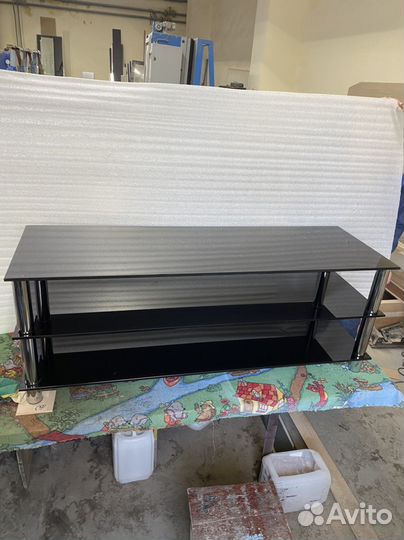 Стеклянная тумба для теливизора и аппаратуры