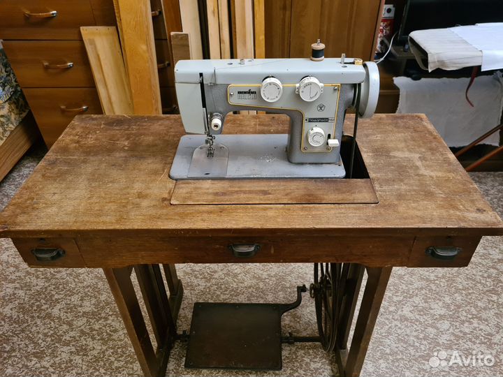 Швейная машинка Подольск 142