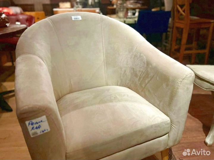 Кресло из велюра на ножках