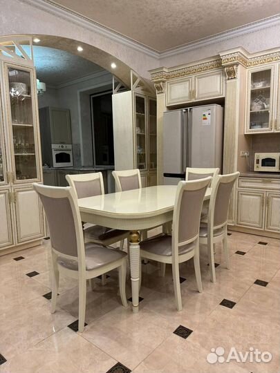 Кухонный стол и стулья