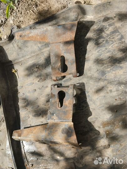 Кронштейн брызговика старинный ваз