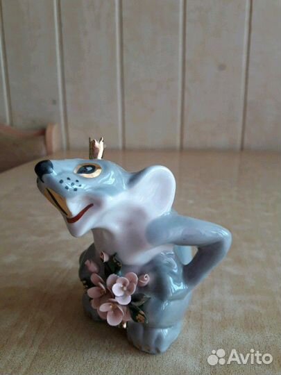 Статуэтка из фарфора