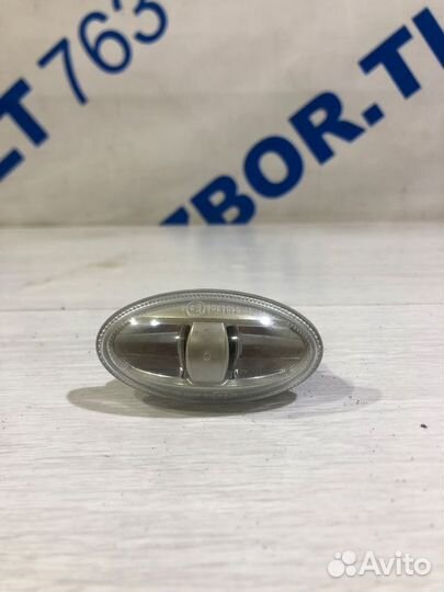 Повторитель поворотника правый peugeot 107 1.0 мт