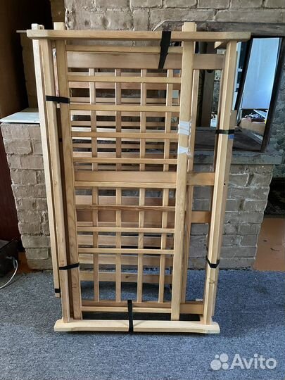 Детская кроватка с маятником