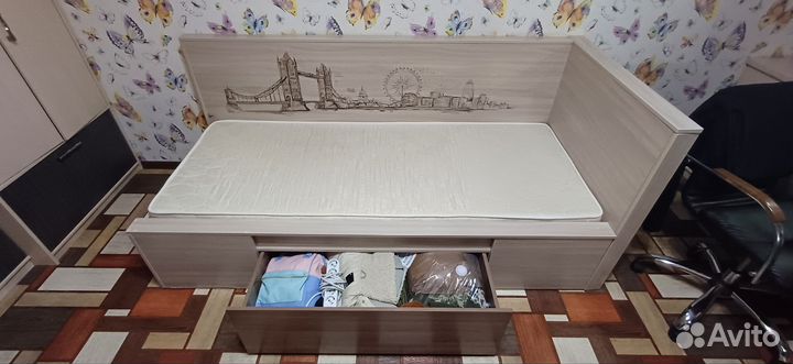 Кровать односпальная с ящиками и матрасом