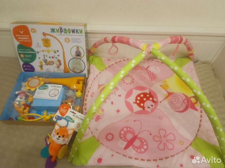 Развивающий коврик, мобиль, игрушки