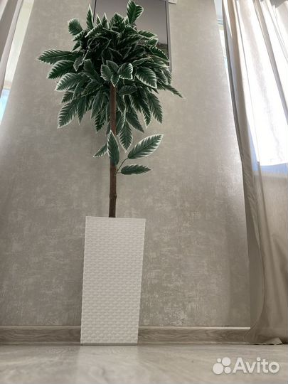 Искусственное дерево в горшке