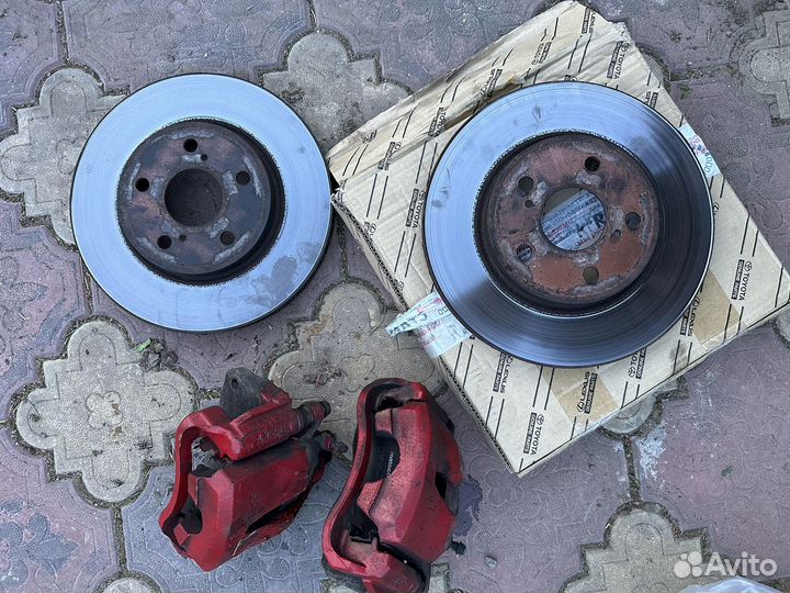 Тормозные диски и колодки суппорта на камри