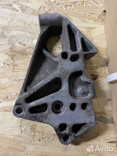 Кронштейн двигателя правый VAG R32/R36