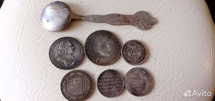 Старые монеты и ложка сувенирные