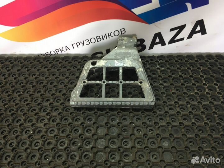 1641631 Кронштейн подножки правый