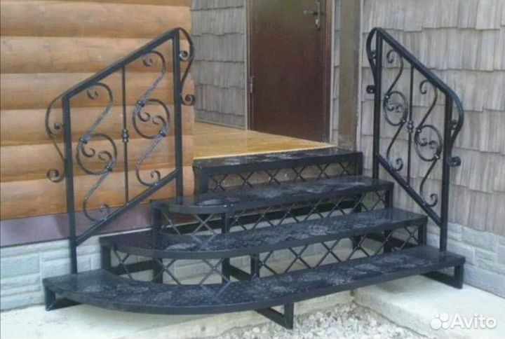 Лестница на металлокаркасе на второй этаж